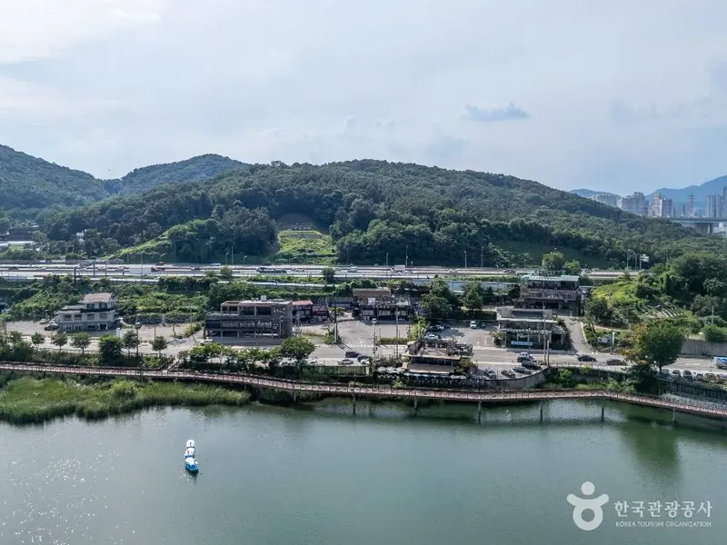 Baegun Lake Food Village