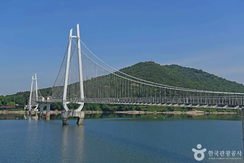 论山 塔亭湖 吊桥