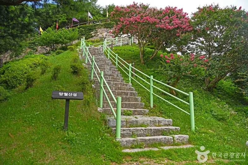 堤川青风望月山城