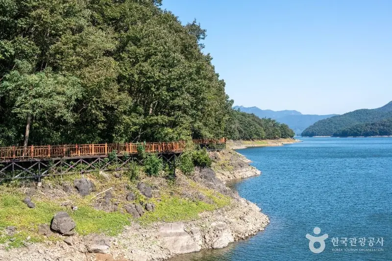长城湖水边路